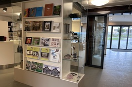 Bücherregel und Eingang